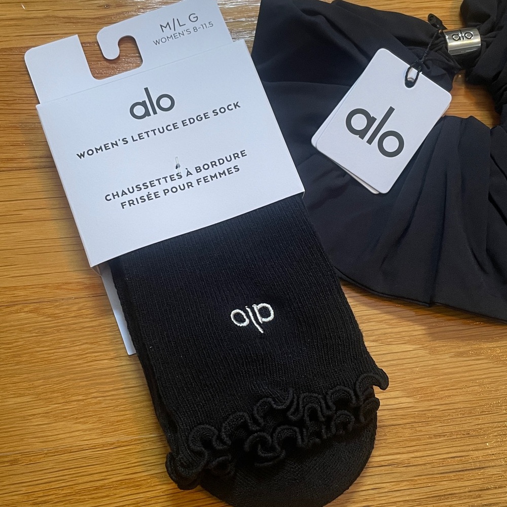 NWT New with Tags ALO Yoga Socks and Scrunchie Set - Picture 3 of 5